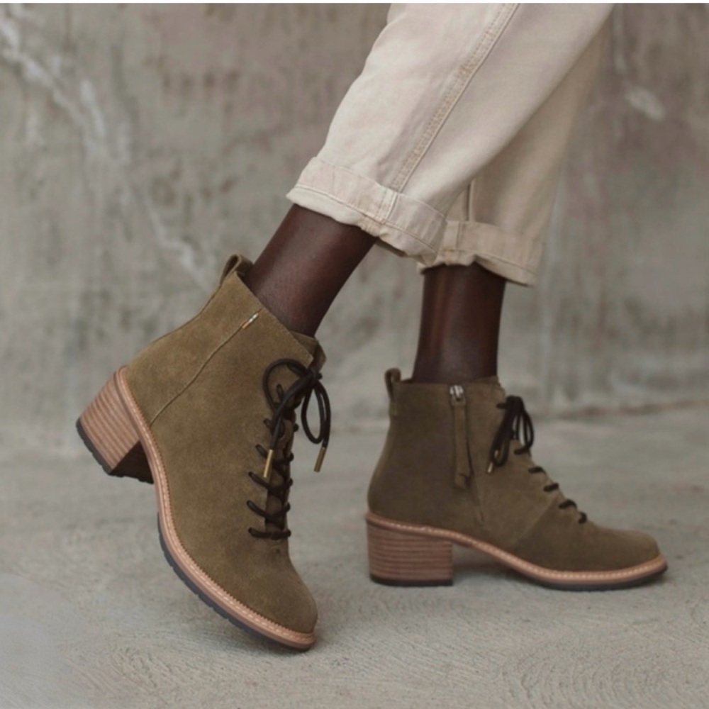 Toms Lace Up Olive Finn Boots Size 6